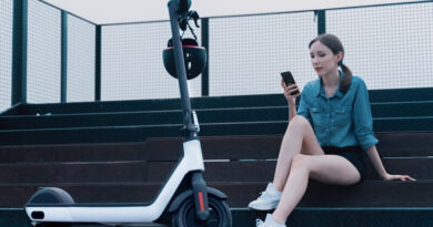 elektromos roller és sisak
