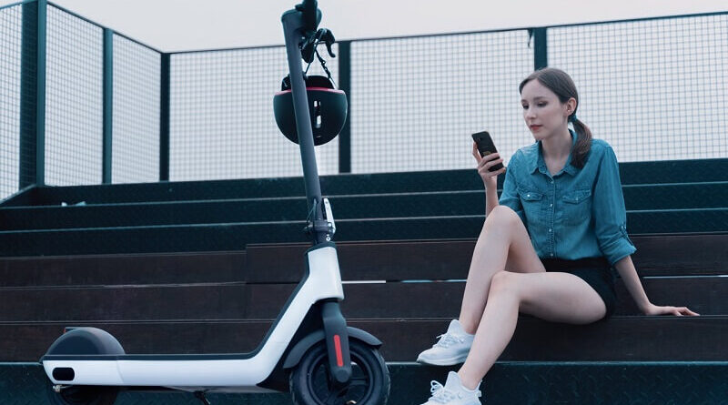 elektromos roller és sisak